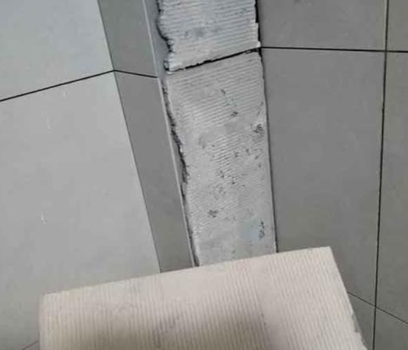 于都瓷砖空鼓维修公司分享下厨房瓷砖脱落的补救措施。